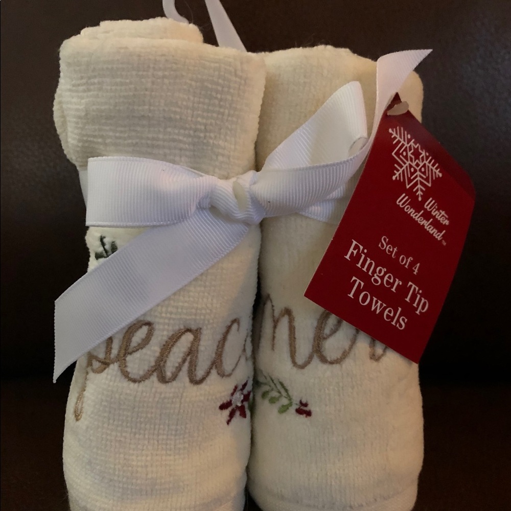 Holiday Towels Set of 4 Fingertip Towels Christmas